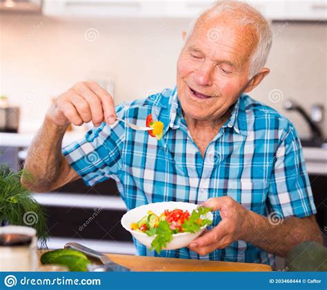 Anciano Comiendo Ensalada De Verduras Frescas En Casa Foto De Archivo