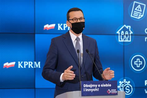 Nowe obostrzenia mają uniemożliwić rozprzestrzenianie się koronawirusa. Nowe Obostrzenia 17.12 : Koronawirus W Polsce Na Zywo Gigantyczny Wzrost Zakazen Najnowsze Dane ...