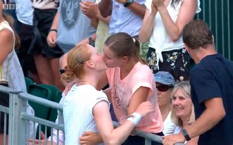 Alison Van Uytvanck Y Greet Minne Compitieron Juntas En Wimbledon