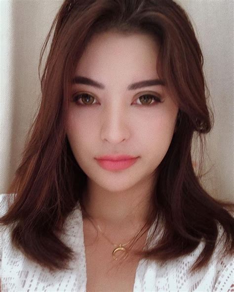 Nama aktor tampan aliff alli sempat tenar saat dirinya muncul sebagai pemeran utama di film romansa yang berjudul heart 2 heart dan beradu akting dengan aktis cantik irish bella. 10 Potret Aska Ongi, Istri Aliff Alli yang Memesona