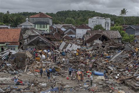 Indonesia Searches For Tsunami Victims Death Toll Hits 373 The