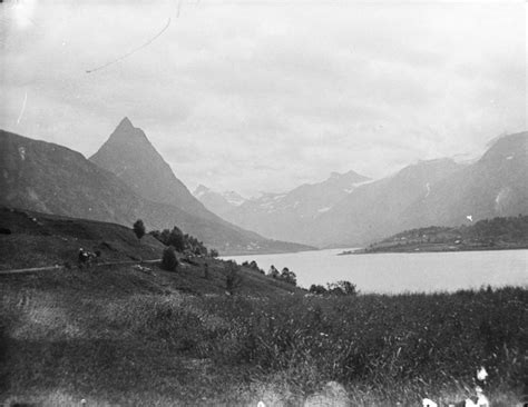 Naturen i sykkylven er preget av svært kupperte fjellområder tindeskarvatnet ligger på kommunegrensa mellom stranda og sykkylven. Fjorden inn til Straumgjerdet med Strømshornet, Sykkylven ...