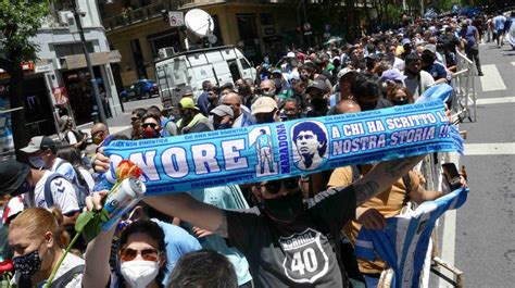 Diego Maradona Gente Se Rinde Ante El Gran Defensor Del Pueblo Argentino La Verdad Noticias