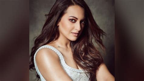 Sonakshi Sinha Resumes Shoot For Amazon Series Shares Picture Post Lockdown Oneindia News