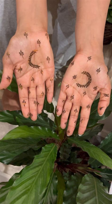 35 Beautiful Henna Design Ideas Foliage Moon On Palm