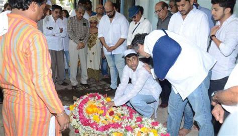 Shammi Aunty Laid To Rest In Oshiwara Cemetery People News Zee News