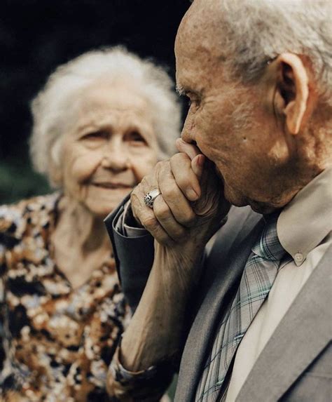 Pin By Hails On Love Old Couple Photography Older Couple Poses