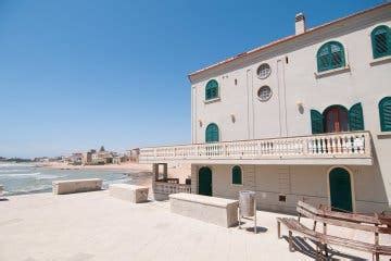 Foto di salvo lombardo (@salvolo82) la casa di montalbano a punta secca si eleva su tre piani ed è stata costruita nel xvi secolo dalla famiglia bellomo, originaria di siracusa. Casa di Montalbano | Dove si trova | Come visitarla ...