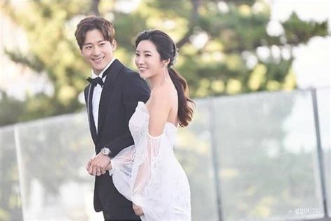 She began her career as a model and in television commercials, and she made her film debut in last present. Kim Tae Hee's younger brother/actor Lee Wan tied the knot ...