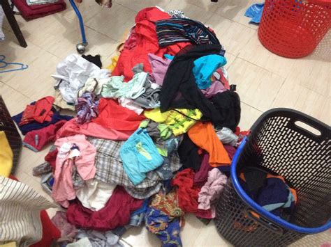 Kita diajar cara lipat kain dengan cara tradisional. Laily Rashid: Malas Lipat Baju? Try Tips Ini..