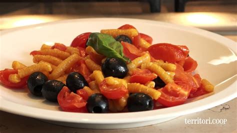 I passatelli asciutti al prosciutto sono un delizioso primo piatto di pasta fresca all'uovo di origine emiliana, che la. La ricetta dei passatelli asciutti con pomodorini e olive ...