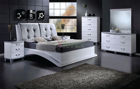 The leather bedroom sets featured herein are sure to surpass all your expectations and really have you reaching for you wallet. Platform Bedroom Furniture Set with Leather Headboard 145 ...