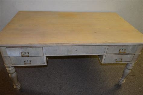 Um ihnen die wahl des perfektes produktes wenigstens ein bisschen zu laptoptisch erleichtern, hat unser team an produkttestern zudem das beste produkt. Shabby Chic Schreibtisch LIQUIDATION | Kaufen auf Ricardo