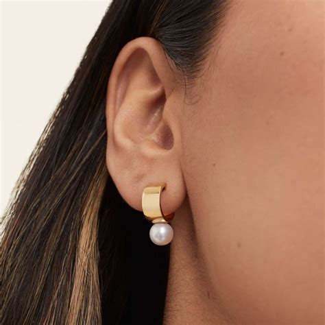 Bold Pearl Huggies Mejuri Pearl Jewellery Earrings K Gold Earring