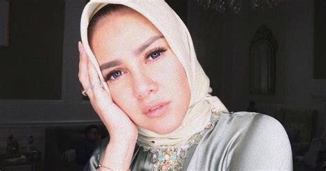 7 Potret Olla Ramlan Pakai Hijab Ini Cantiknya Bikin Adem