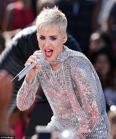 Katy Perry Suffers Wardrobe Malfunction In Chain Mail Daily Mail Online