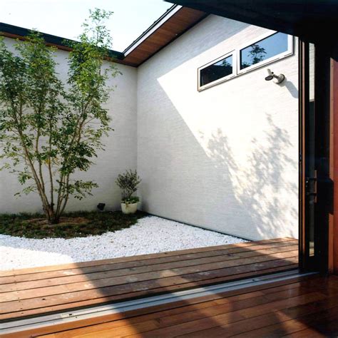 House Of The Big Roof Sakurayama Architect Design モダンな庭 白色 Homify