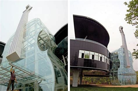 The piano shaped building contains city plans to showcase future growth of the region and the violin contains an escalator. Edificio con Forma de Piano en China - Portal ¿Que Pasa?