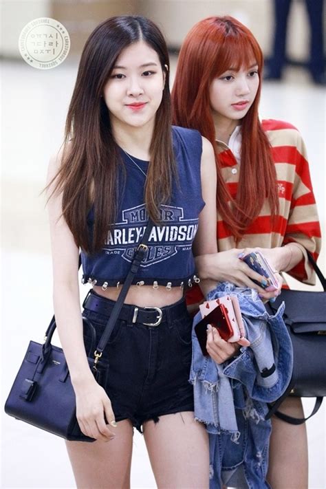 Wah, ini 16 tas mewah rose blackpink yang super mahal. Blackpink Rose Airport Fashion - Official Korean Fashion