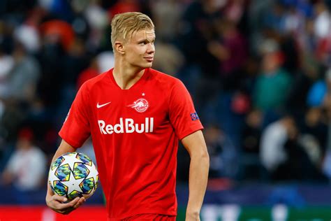 Erling haaland, 21, uit noorwegen borussia dortmund, sinds 2019 centrumspits marktwaarde: Le Borussia Dortmund a annoncé la signature du jeune ...
