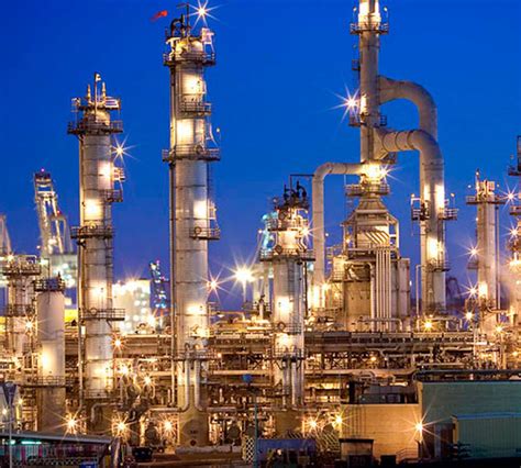 Es mas facil construir refinerias en texas por que ahi si hay una economia de libre mercado y no una de planificacion central como en méxico, en texas hay libre competencia y no un elefante monopolio estatal como en mexico. Viable, reconfiguración de refinerías en México