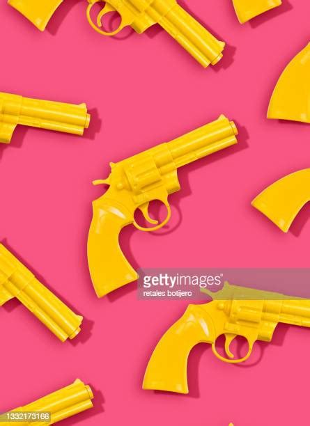 Pistola De Juguete Fotografías E Imágenes De Stock Getty Images