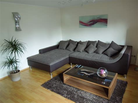 Ich habe ein sofa, einen sessel, einen fernseher, einen couchtisch und drei bücherregale im wohnzimmer. mein wohnzimmer schallt | Home decor, Furniture, Sectional ...