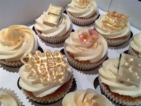 Vanilla Cupcakes For A New Years Eve Party I Consider Gold And Sparkles