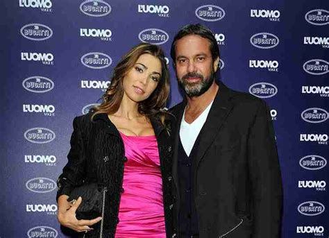 Sdraiata sul suo lettino al mare in tutto relax, ha postato su twitter lo scatto del suo lato migliore per la. Cecilia Capriotti, chi è l'ex della gieffina? Lui è stato sposato con Sabrina Ferilli