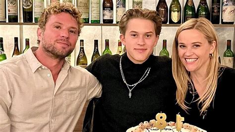 Reese Witherspoon Reunites With Ryan Phillippe For Son S Birthday Youtube