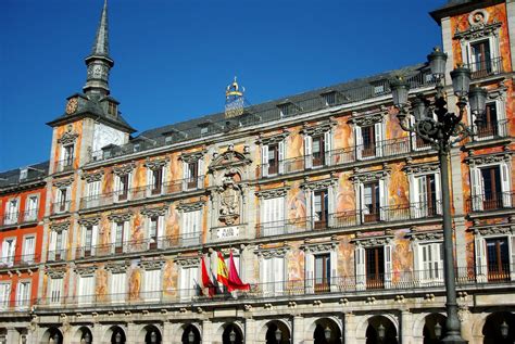 Hostal la casa de la plaza. Plaza Mayor, Madrid's Emblematic Square