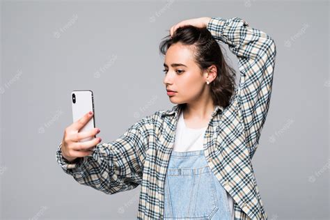 Mujer Hermosa Sociable Con Apariencia Asiática Tomando Selfie O Hablando Por Videollamada Con