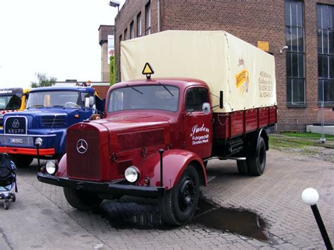 Ein Historischer Mercedes Benz Lkw Auf Dem Gel Nde Des Bergwerks