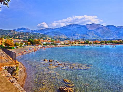 There is a protected bay, as well as two open beaches in the west (villammare). mare-sapri-cosa-vedere-dooid - dooid Magazine