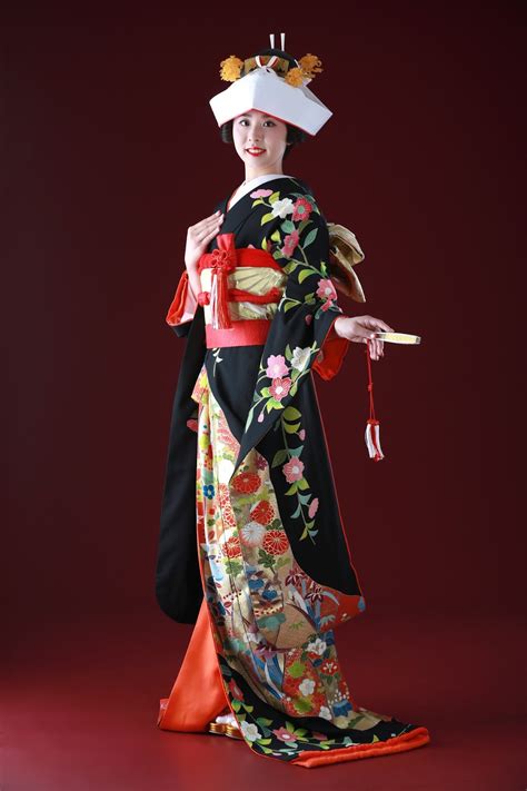 At a traditional japanese wedding, the bride and groom usually wear japanese wedding kimono. DE & Co. Decollte Photography ・ 德可莉日本專業婚紗攝影: Introduction ...