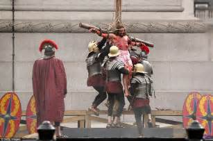 Good Friday Crucifixion Of Jesus Re Enacted In Trafalgar Square Passion Play Daily Mail Online