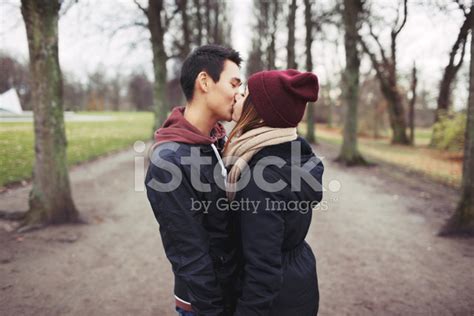 Teenager Paar Küssen Outdoor Im Park Stockfoto Lizenzfrei Freeimages