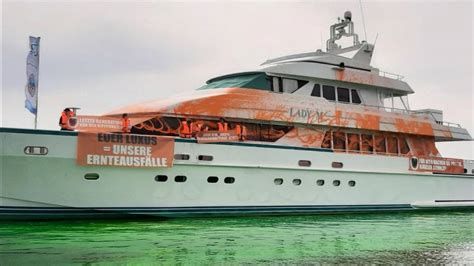 „Letzte Generation“: Luxus-Yacht in Neustadt mit Farbe besprüht | NOZ