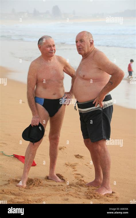 Ältere Männer Australien Am Strand Von Narrabeen In Sydney Australia Stockfotografie Alamy