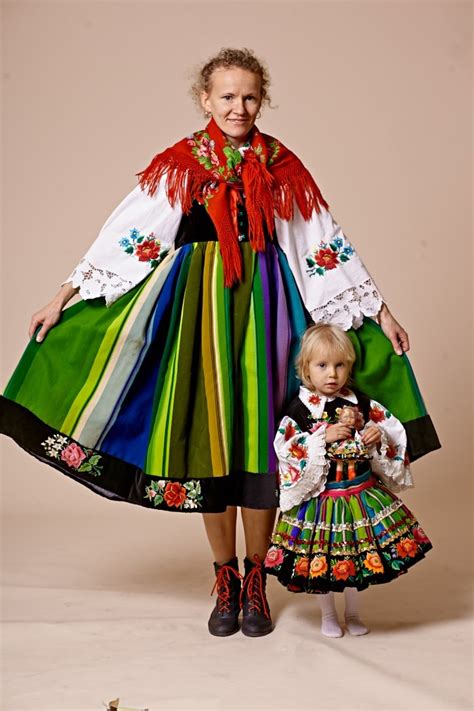 regional costumes from Łowicz poland [source] polish folk costumes polskie stroje ludowe