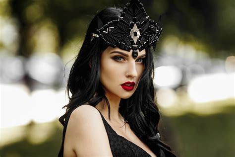 Download Bokeh Brunette Lipstick Headband Model Woman Alla Berger Hd