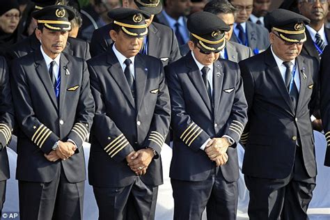 Mas airline cabin crew salary. Malaysia Airlines see 200 of their cabin crew quit their ...