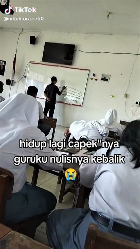 Cara Guru Menulis Di Papan Tulis Ini Bikin Murid Bingung Pengin Negur Tapi Sungkan