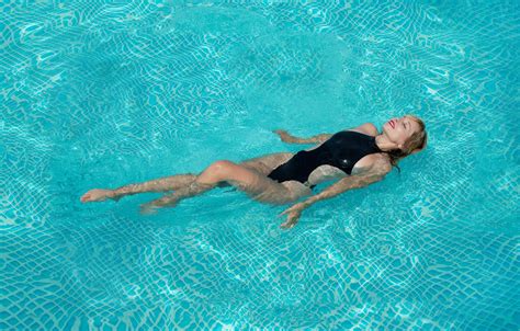 Pool mädchen frau porträt schwimmen Kostenloses Stock Bild Public