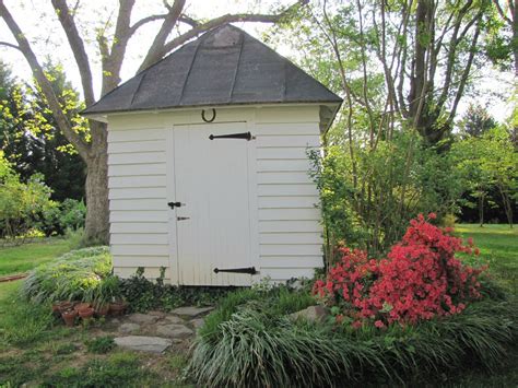 Everyone knows how to build a basic shed so i am not going to bore you with detailed instructions on how to build one. imgur.com | Water well house, Pump house, Well pump cover