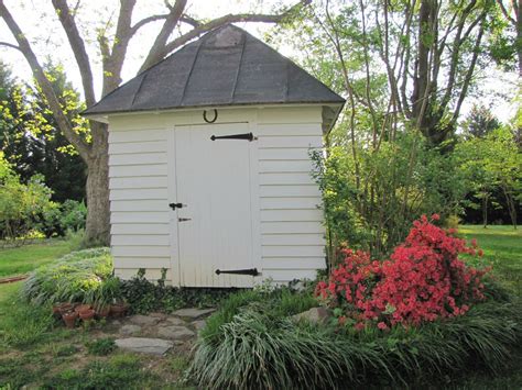 This is a common over sight when power is being installed to a well or pump house. imgur.com | Water well house, Pump house, Well pump cover