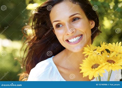 mulher nova lindo que olha afastado de sorriso foto de stock imagem de feliz gorgeous 15740986