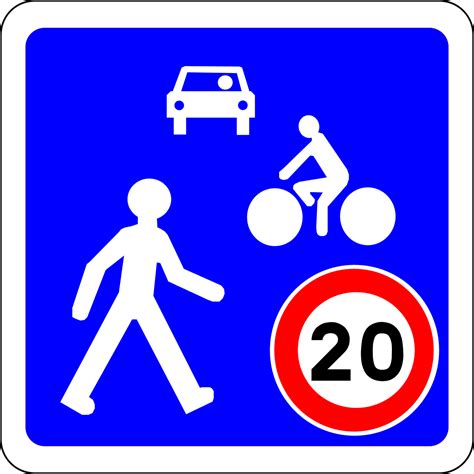 Panneau de signalisation pour rampe d'accès. Panneau de signalisation d'une zone de rencontre en France ...
