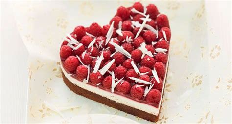 Herzkuchen rezept kuchen ganz toll zum valentinstag und. Das Herz aus Schokoboden, heller Creme und roten Himbeeren ...