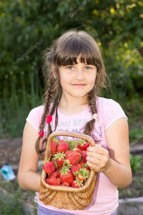 Niña 8 Años Morena Sosteniendo Una Cesta De Mimbre Llenar